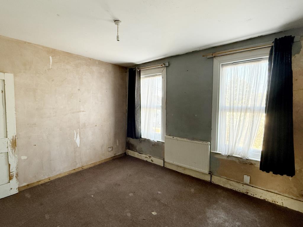 Lot: 27 - HOUSE IN NEED OF MODERNISATION - Front Bedroom in house in need of refurbishment
